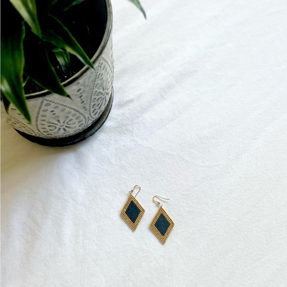 Handmade Black & Gold Beaded Earrings. Peyote Stitch, Diamond shape. - Picture 2 of 9